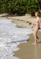 Голые девки красуются натуральными сиськами на нудистском пляже 8 фото