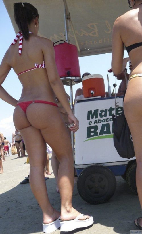 Девушки в купальниках светят задницей на пляже 11 фотография