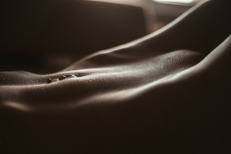 Стройные телки демонстрируют интимные части тела в укромных местах 6 фотография