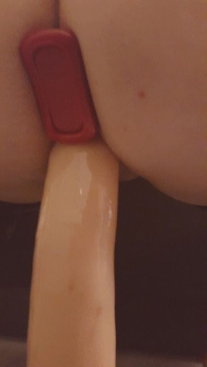 Нимфы с анальной пробкой в попе и секс игрушкой в вагине 5 фотография