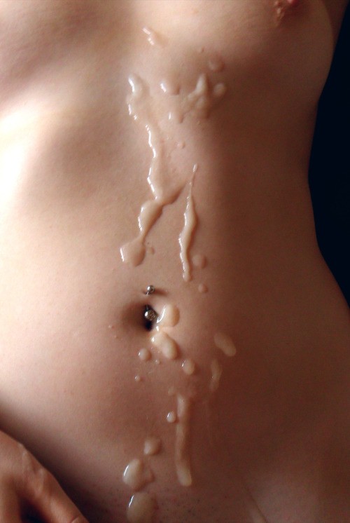 Любовницы получают свежую сперму на живот после секса 4 фотография
