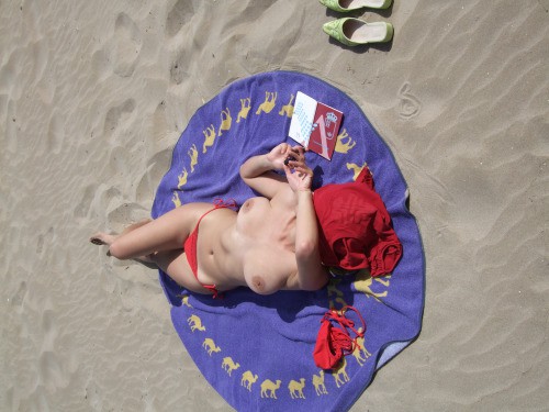 Раздетые бабы греют натуральные сиськи на нудистских пляжах 10 фотография