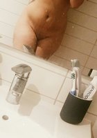 Стройные бабы позируют во время купания в ванной комнате 12 фото