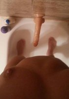 Девки в душе вгоняют с мокрые киски резиновые секс игрушки 10 фотография