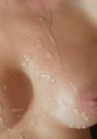 Дамы с обнаженной грудью светят спермой на теле перед камерой 4 фото
