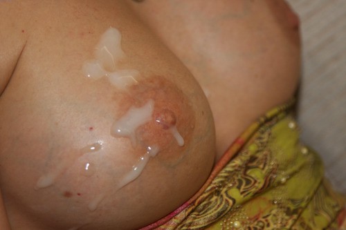 Дамы с обнаженной грудью светят спермой на теле перед камерой 13 фотография