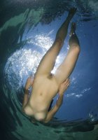 Голые девушки ныряют под воду и светят побритыми пилотками 10 фото