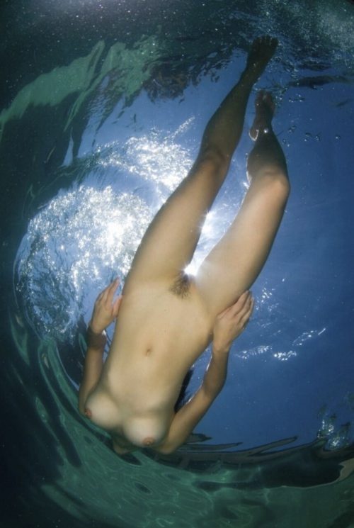 Голые девушки ныряют под воду и светят побритыми пилотками 10 фотография