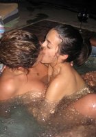 Голые лесбиянки вместе купаются в ванне и под душем 5 фото