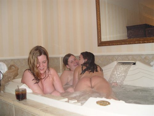 Голые лесбиянки вместе купаются в ванне и под душем 3 фотография