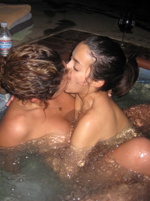 Голые лесбиянки вместе купаются в ванне и под душем 5 фотография