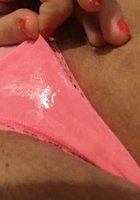 Женские трусики промокают насквозь из-за обилия вагинальной смазки 9 фотография