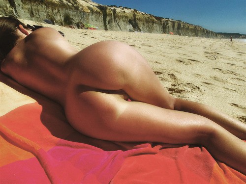 Голые задницы туристок на нудистских пляжах 7 фотография