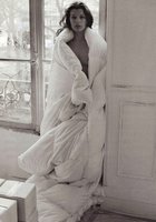 Милла Йовович скинула одеяло и красуется стоячими сосками у окна 1 фото