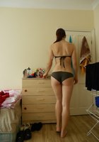 Красивая девушка позирует в нижнем белье у себя в комнате 12 фото