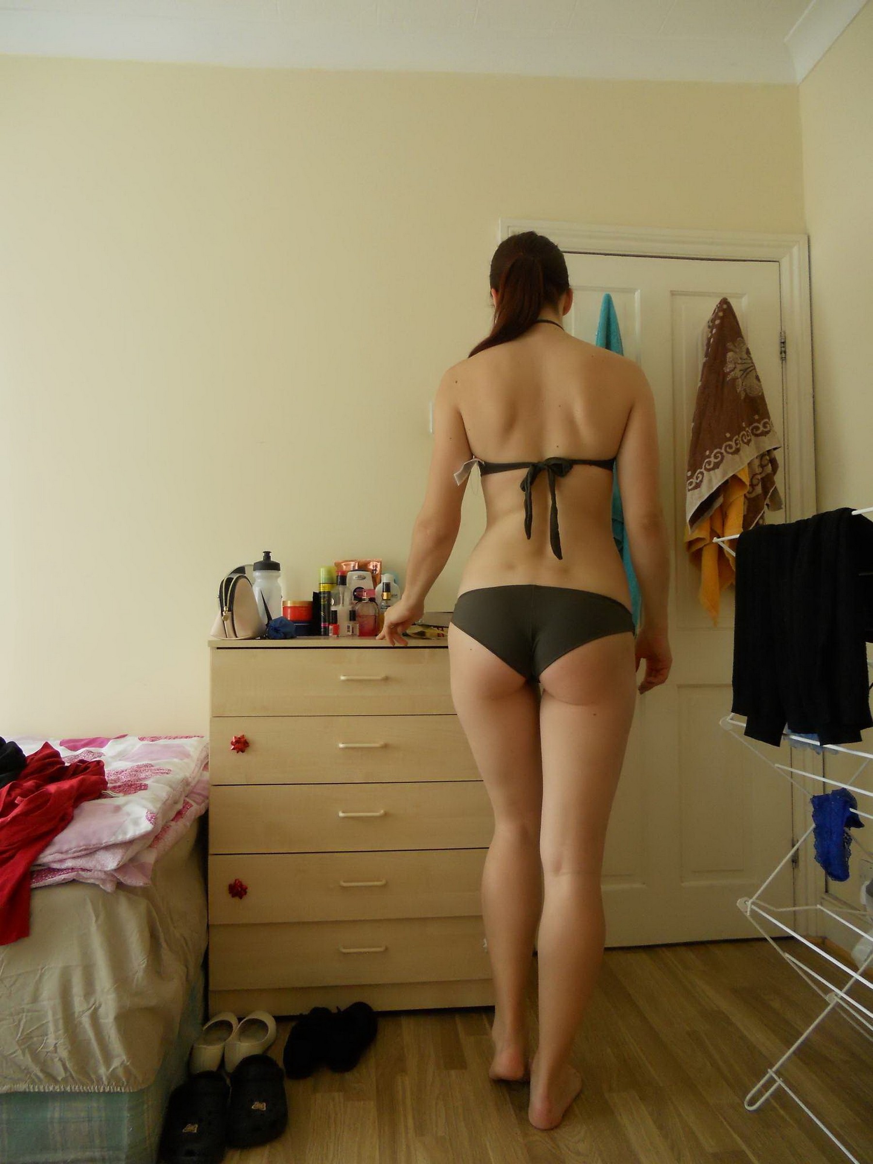 Красивая девушка позирует в нижнем белье у себя в комнате 12 фотография