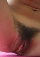 Худая девушка с волосатой писькой позирует голой в разных местах 1 фото
