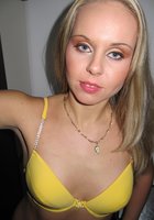 30 летняя блонда в желтых трусиках делает интим селфи на кухне 1 фотография