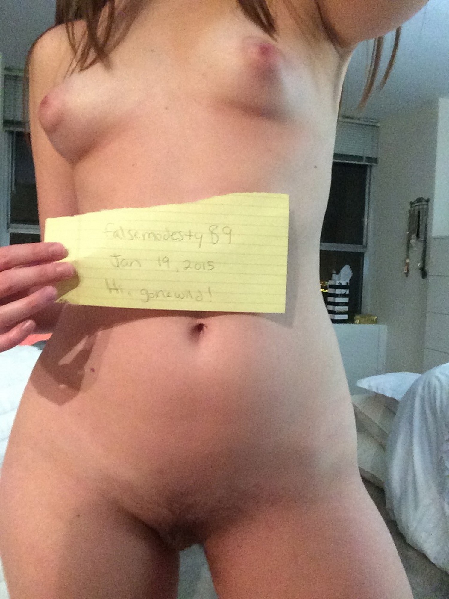 Пользовательница Reddit запечатлевает голые прелести у себя в комнате 14 фотография
