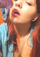 Девушка с пирсингом в нижней губе светит прелестями в квартире 9 фото