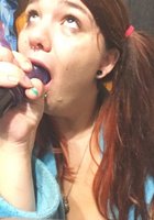 Девушка с пирсингом в нижней губе светит прелестями в квартире 13 фотография