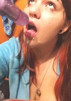 Девушка с пирсингом в нижней губе светит прелестями в квартире 17 фотография