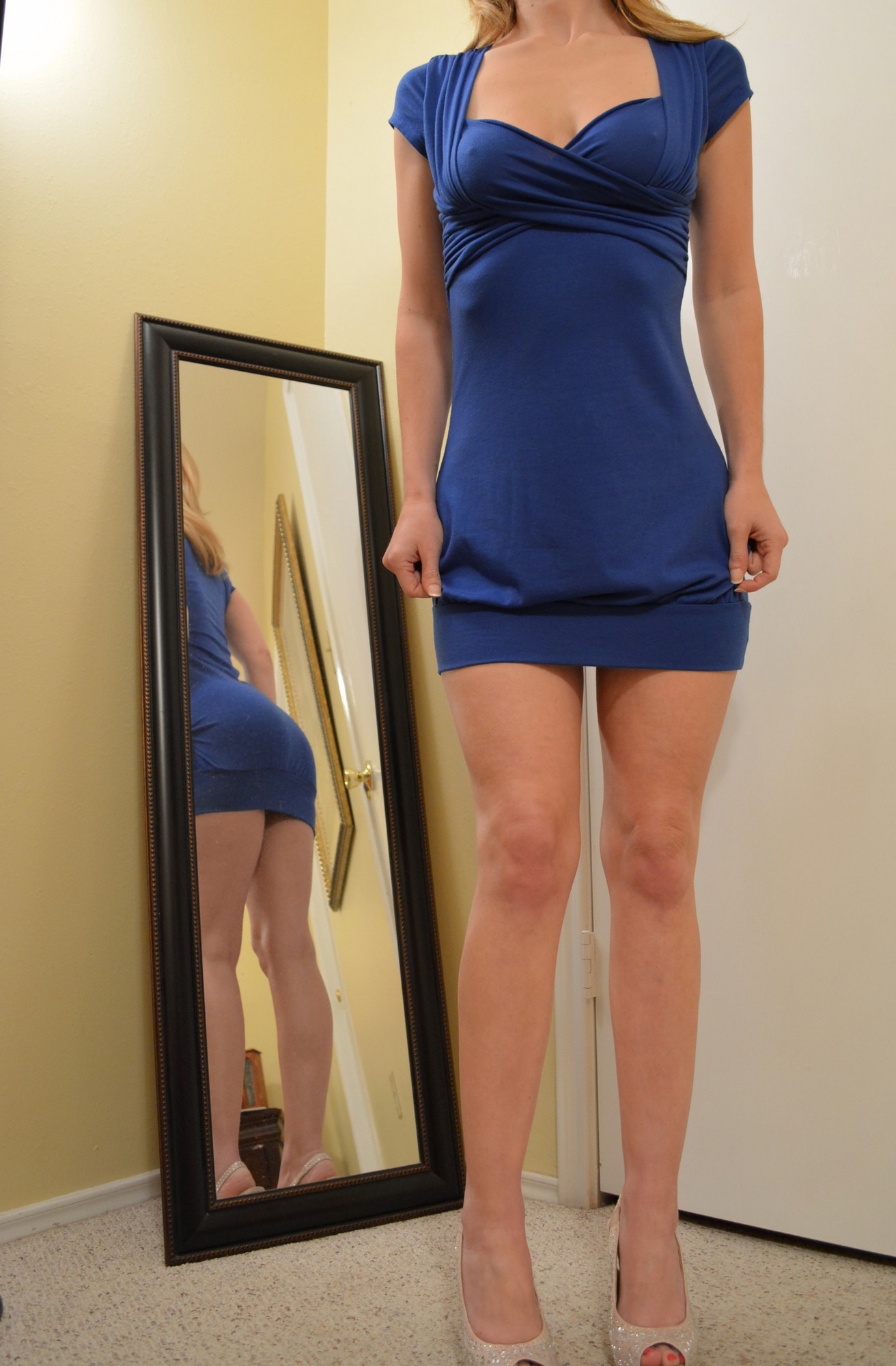 Перед тем как мастурбировать на полу красотка снимает синее платье 2 фотография