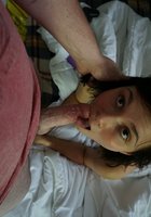 Сисястая милашка с пирсингом в носу удовлетворяет партнера на кровати 10 фото