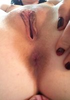 Татуированная милашка с пухлым животиком дома позирует голенькая 17 фотография