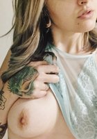 Красотка с татуировками примеряет белье и показывает упругие сиськи 17 фото
