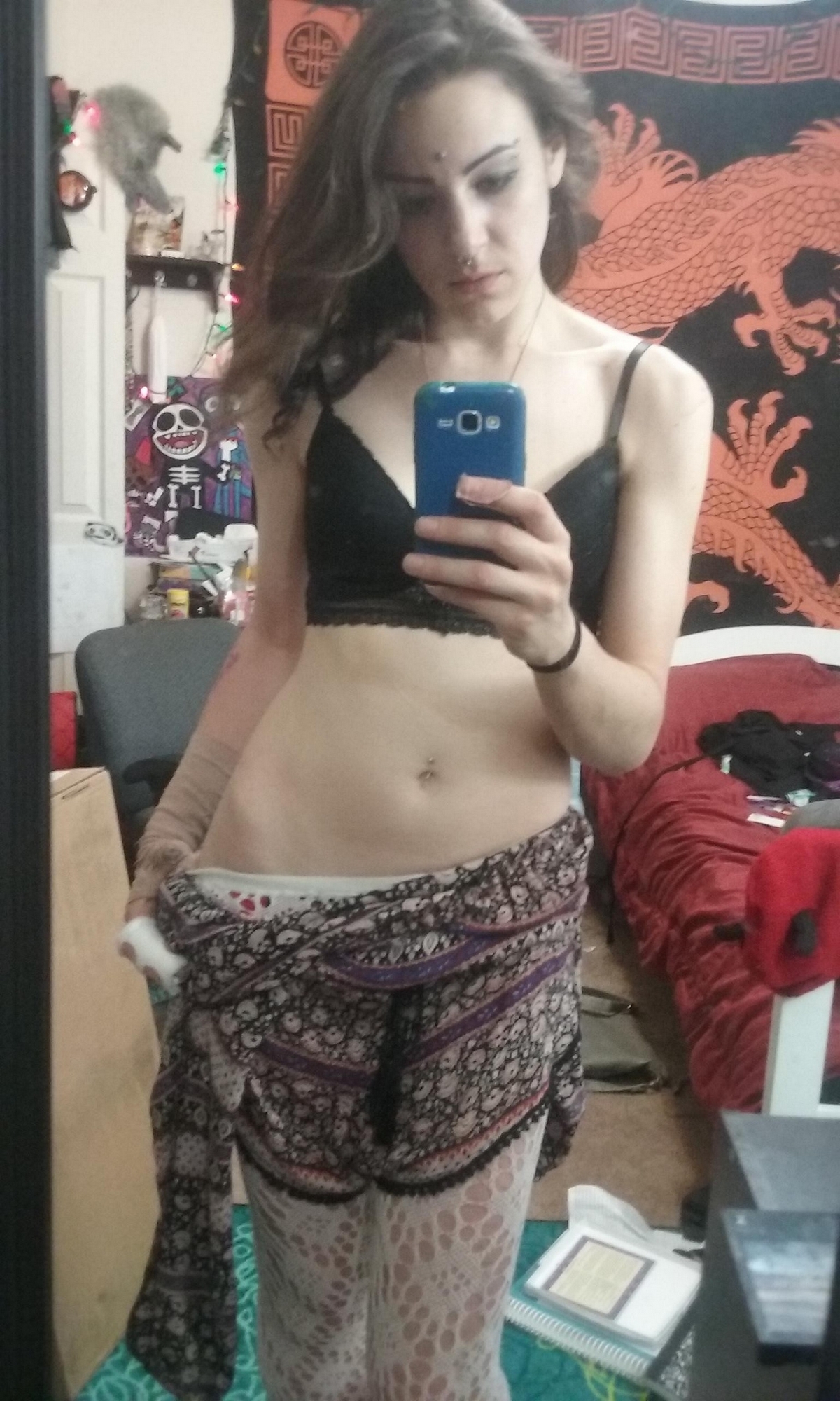 20 летняя фифа с пирсингом в сосках красуется голым торсом в своей комнате 12 фотография