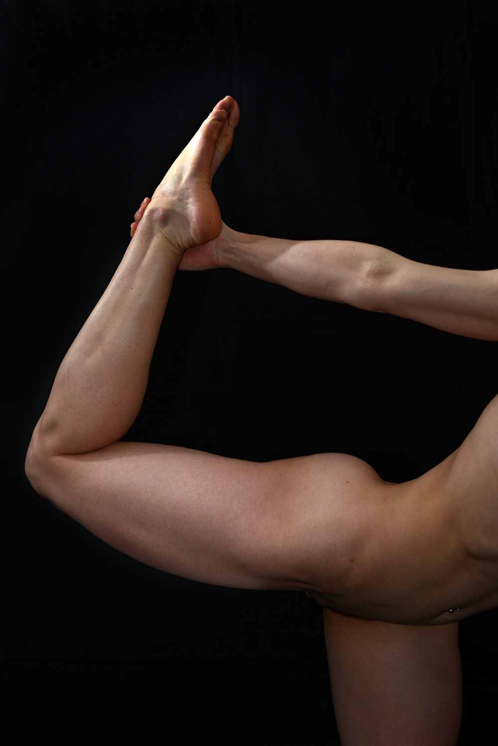 Голая спортсменка показывает рельефное тело и сильные руки 4 фотография