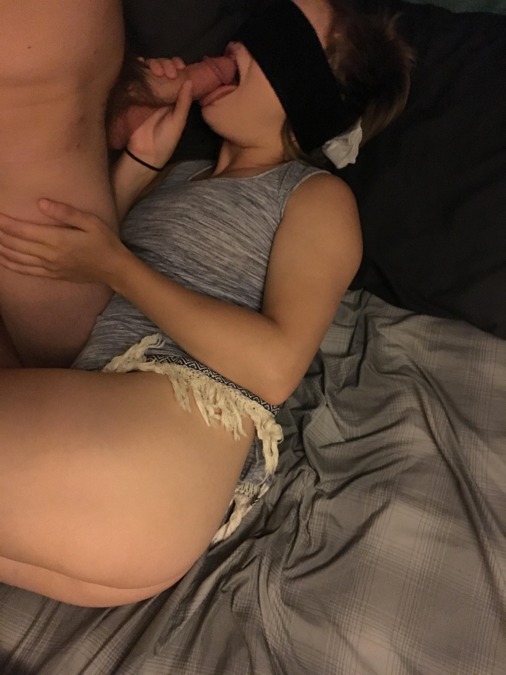 Молодожены снимают секс в спальне от первого лица 13 фотография