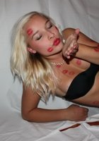 Зацелованная блондинка позирует в белье на кровати, не вытирая следы от помады 10 фото