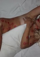 Зацелованная блондинка позирует в белье на кровати, не вытирая следы от помады 12 фотография