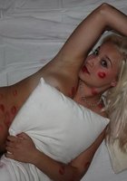 Зацелованная блондинка позирует в белье на кровати, не вытирая следы от помады 13 фото