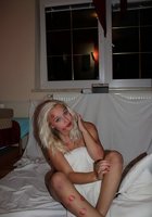 Зацелованная блондинка позирует в белье на кровати, не вытирая следы от помады 19 фото