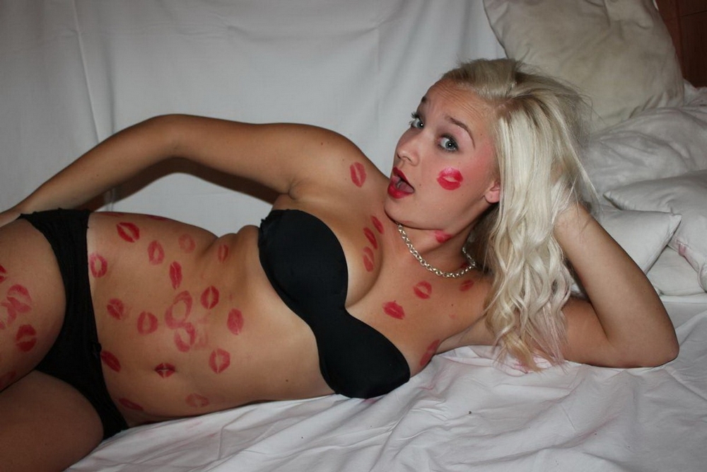 Зацелованная блондинка позирует в белье на кровати, не вытирая следы от помады 6 фотография