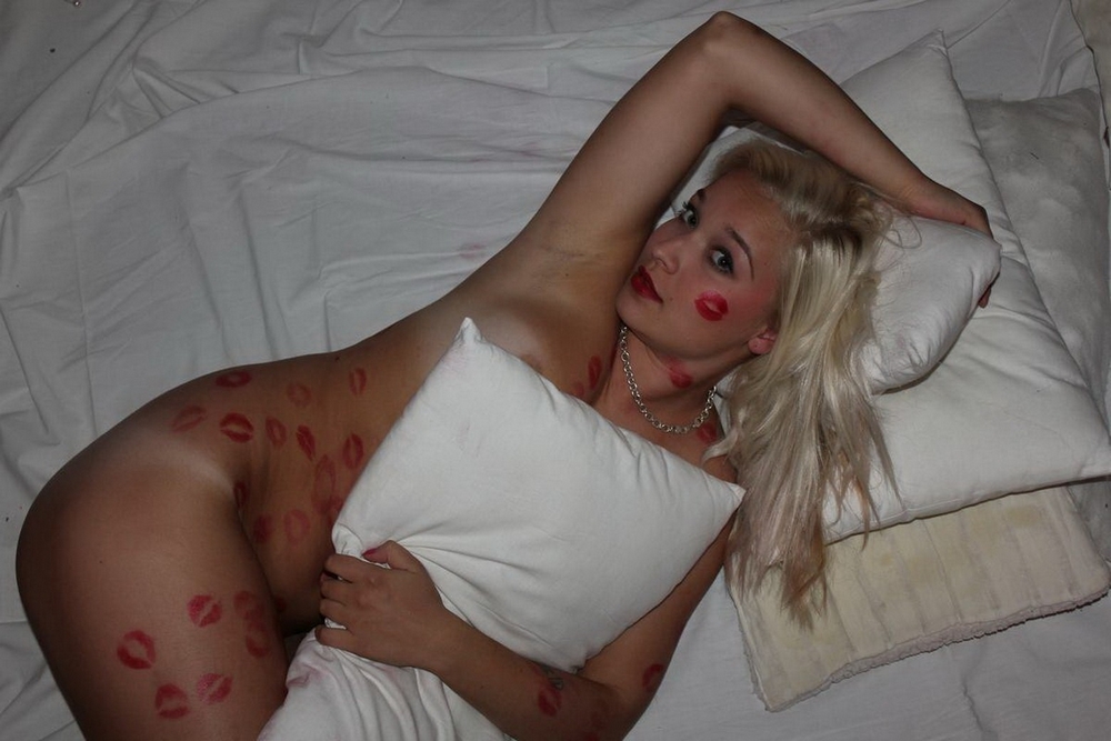 Зацелованная блондинка позирует в белье на кровати, не вытирая следы от помады 13 фотография