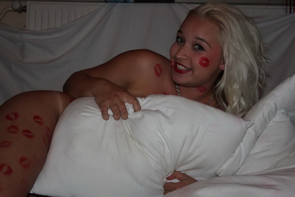 Зацелованная блондинка позирует в белье на кровати, не вытирая следы от помады 16 фотография