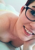 Коротко стриженная девка сняла белье и встала на кровати раком 10 фотография