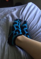 Молодые пошлячки хвастаются красивыми ножками в носках 5 фото