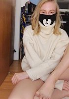18 летняя блондинка с длинными ножками трахает попу пальцами на полу 7 фото