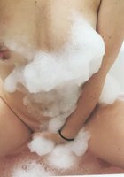 Мокрая онанистка вогнала в анал секс игрушку в ванной 1 фото