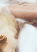 Мокрая онанистка вогнала в анал секс игрушку в ванной 5 фото