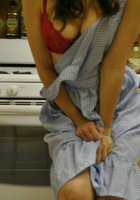 Стройная домохозяйка исполняет стриптиз на кухне 7 фотография