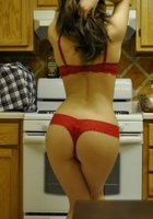 Стройная домохозяйка исполняет стриптиз на кухне 10 фотография