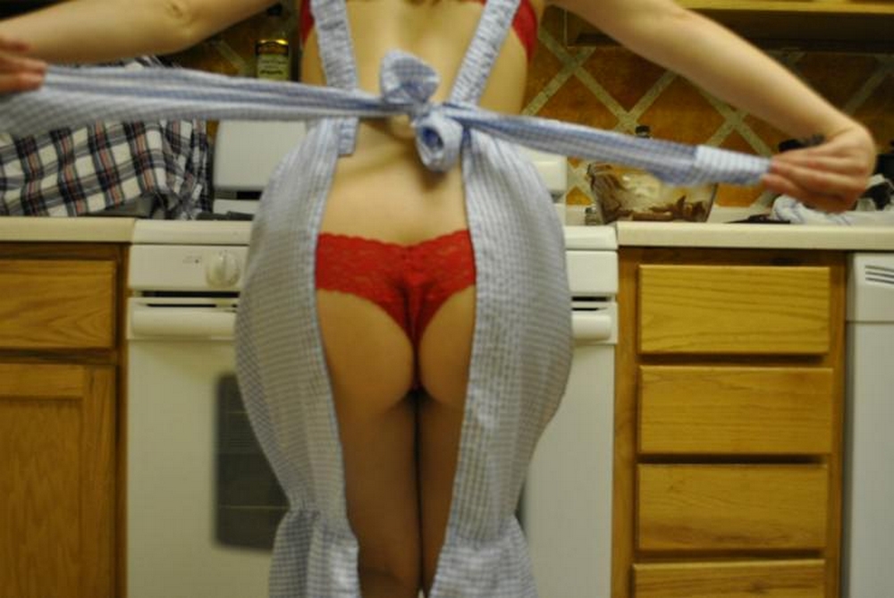 Стройная домохозяйка исполняет стриптиз на кухне 6 фотография