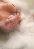 Красивая брюнетка светит большой грудью и киской в ванной 4 фотография