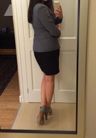 Спортивная секретарша с пирсингом в сосках светит попкой перед зеркалом 2 фото